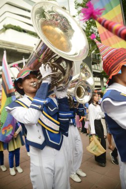 BANGKOK, THAILAND - 25 Haziran 2023: Mardi Gras 'nın sonunda düzenlenen geleneksel LGBTQ + Community Pride Parade in Love' da yürüyüş bandosunun sokaklardaki görüntüsü.