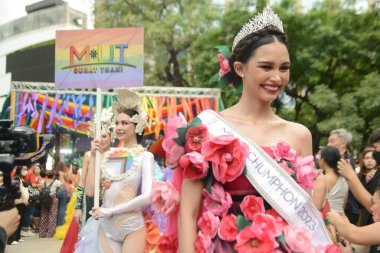 BANGKOK, THAILAND - 25 Haziran 2023: LGBTQ + Topluluğunun geleneksel LGBTQ Onur Yürüyüşü 'nde sokakta kutlama yapan çeşitli katılımcıların görüntüsü.