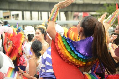 BANGKOK, THAILAND - 25 Haziran 2023: LGBTQ + Topluluğunun geleneksel LGBTQ Onur Yürüyüşü 'nde sokakta kutlama yapan çeşitli katılımcıların görüntüsü.