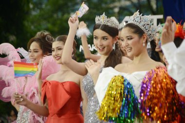 BANGKOK, THAILAND 25 HAZİRAN 2023: Güzel kızların Mardi Gras 'nın sonunda Aşk Gururu kutlamalarında LGBTQ + topluluğunun yıllık gururunu sergiledikleri sahnede bir kutlama manzarası.