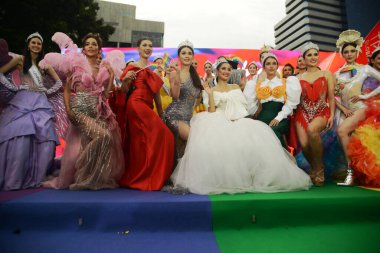 BANGKOK, THAILAND 25 HAZİRAN 2023: Güzel kızların Mardi Gras 'nın sonunda Aşk Gururu kutlamalarında LGBTQ + topluluğunun yıllık gururunu sergiledikleri sahnede bir kutlama manzarası.