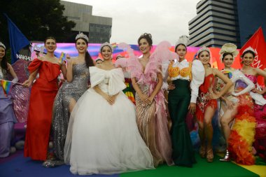 BANGKOK, THAILAND 25 HAZİRAN 2023: Güzel kızların Mardi Gras 'nın sonunda Aşk Gururu kutlamalarında LGBTQ + topluluğunun yıllık gururunu sergiledikleri sahnede bir kutlama manzarası.