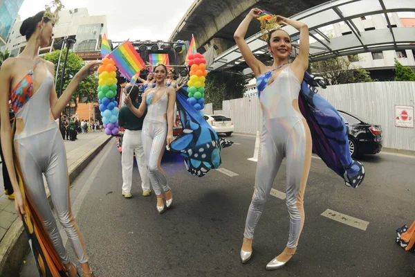 BANGKOK, THAILAND - 25 Haziran 2023: LGBTQ + Topluluğunun geleneksel LGBTQ Onur Yürüyüşü 'nde sokakta kutlama yapan çeşitli katılımcıların görüntüsü.