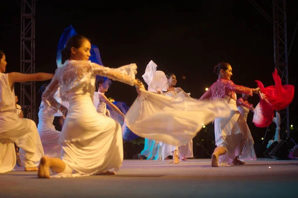 Бангкок Тайланд Апреля 2014 Года Туристическое Шоу Исполняет Неопознанный Танец — стоковое фото