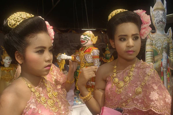 Bangkok Thailand April 2014 Unidentified Beautiful Girls Watching Hanuman Monkey — Stock Photo, Image