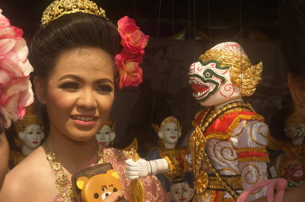 Bangkok Thailand Április 2014 Egy Azonosítatlan Gyönyörű Lányok Nézi Hanuman — Stock Fotó
