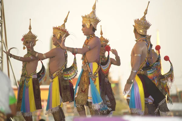 Bangkok Thailand 2014年4月21日 一个身份不明的古典泰语Monohra Thai Monohra 是一种表演旅游表演的舞剧 在泰国曼谷皇家慈善组织主办的拉达那科辛市232周年的泰国博览会上 — 图库照片