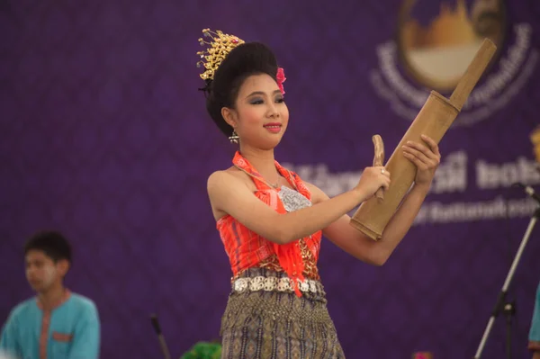 Bangkok Thailand Απριλιου 2014 Μια Άγνωστη Των Όμορφων Χορευτών Εκτελούν — Φωτογραφία Αρχείου