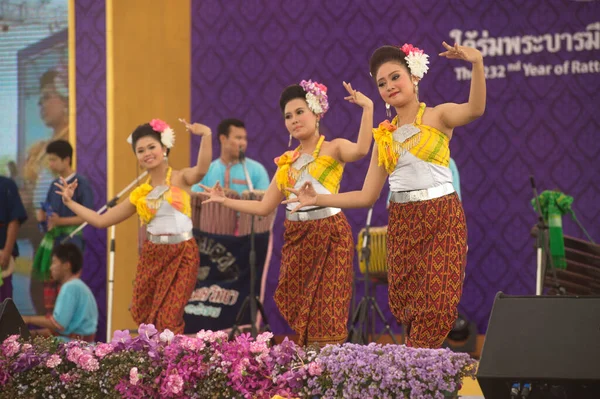 Bangkok Thailand April 2014 Непізнані Красиві Танцюристи Виконують Туристичне Шоу — стокове фото