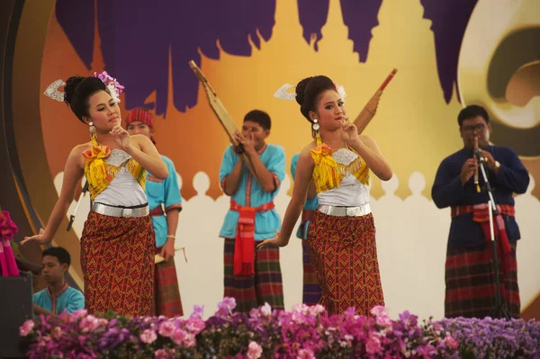 Bangkok Tailandia Abril 2014 Identificado Hermosas Bailarinas Realizan Espectáculo Turístico —  Fotos de Stock