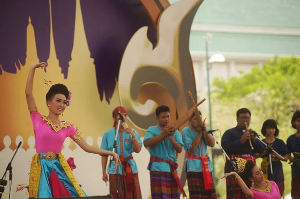2014年4月21日 一位身份不明的漂亮舞者表演了一场旅游节目 在泰国曼谷皇家慈善组织主办的拉达那科辛市232周年的泰国博览会上 — 图库照片