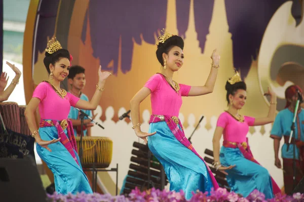 Bangkok Thailand Απριλιου 2014 Μια Άγνωστη Των Όμορφων Χορευτών Εκτελούν — Φωτογραφία Αρχείου