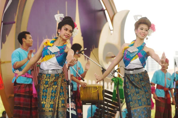2014年4月21日 一位身份不明的漂亮舞者表演了一场旅游节目 在泰国曼谷皇家慈善组织主办的拉达那科辛市232周年的泰国博览会上 — 图库照片