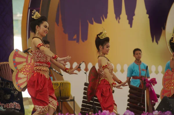 Bangkok Tailandia Abril 2014 Identificado Hermosas Bailarinas Realizan Espectáculo Turístico — Foto de Stock
