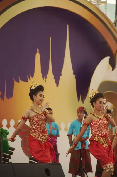 バンコク エイプリル21 2014 美しいダンサーの正体不明の観光ショーを行います バンコクのロイヤル ベネヴォレンスの下でラタナコシン市の232年目のタイフェアで — ストック写真