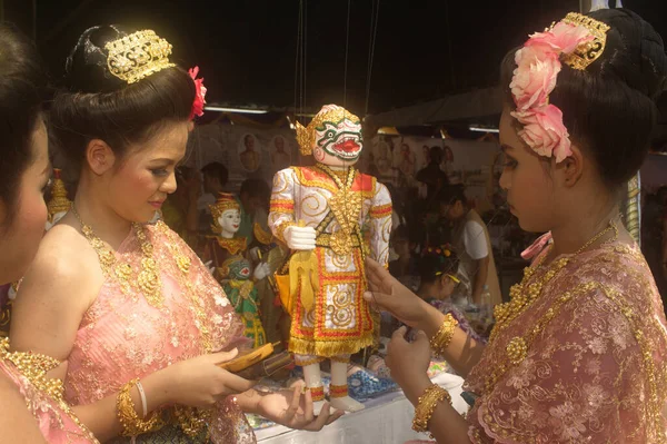 Bangkok Thailand Április 2014 Egy Azonosítatlan Gyönyörű Lányok Nézi Hanuman Stock Fotó