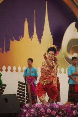 BANGKOK, THAILAND - 21 Nisan 2014: Tanımlanamayan güzel dansçıların bir turist gösterisi. Tayland 'ın Bangkok kentindeki Rattanakosin şehrinin 232. yılındaki Tayland panayırında..