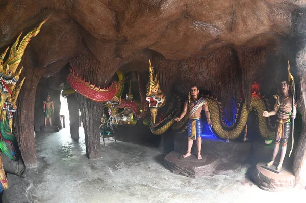 Yılan Mağarası Nın Içinde Yılanların Koruyucu Tanrıların Heykelleri Var Budistler — Stok fotoğraf