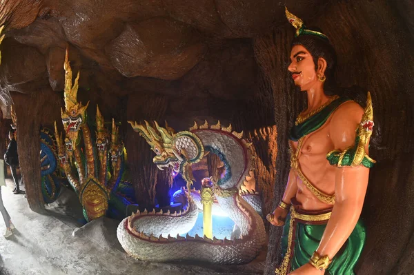 蛇洞里有蛇的雕像和守护神的雕像 这是一个适合佛教徒旅游的美丽地方 在Wat Don Khanak位于泰国中部的Nakhon Pathom省 — 图库照片