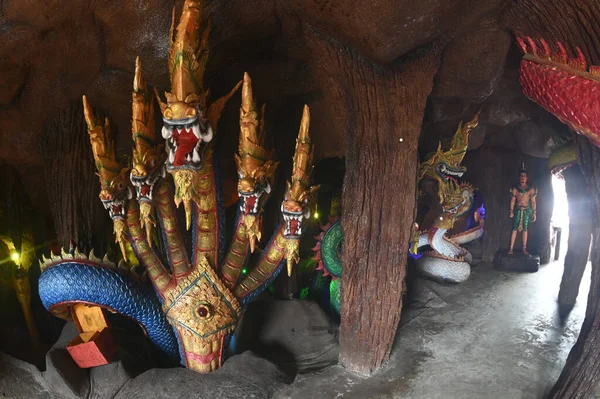 Uvnitř Hadí Jeskyně Jsou Sochy Hadů Strážných Božstev Krásné Místo — Stock fotografie