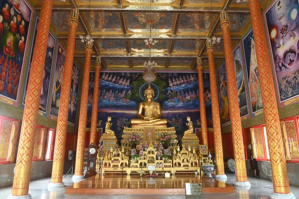 仏教の教会名の仏大統領は 人々が神聖なものに敬意を払うために旅行するためにワット ハナクラでプラフッタ シーイングです タイ中部のナコンパトム県に位置する — ストック写真