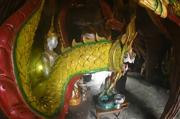 蛇の洞窟の中には仏像や蛇や守護神が祀られています 仏教徒のための観光に適した美しい場所です ワット ハナクで タイ中部のナコンパトム県に位置する — ストック写真