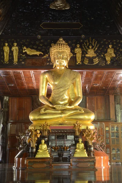佛教中最主要的黄金坐佛是位于瓦B Phuttha Nimit或Wat Phu Khao的Phra Mongkong Chaisit Rotchanarit Phrasit 是泰国佛教徒的信仰 — 图库照片
