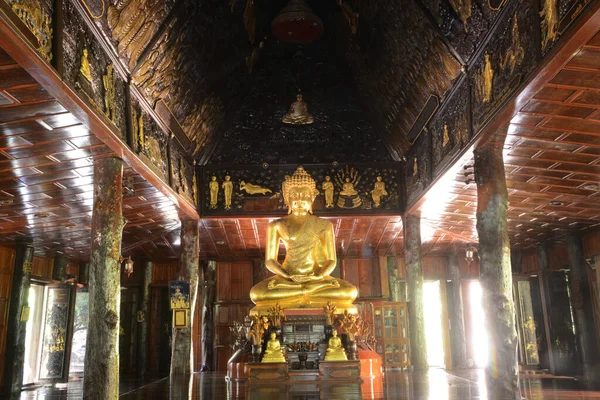仏教教会の主な黄金の座像は ワット プッタ ニミットまたはワット プフカオでのプラ モンコンシャイト ロッチャナリット プラシットです タイ仏教の信仰です タイのカラシン県に位置 — ストック写真