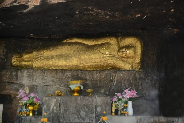 左侧有佛像的背影没有Ketumala 大约2米长 50厘米长 它受到一般公众的崇敬 位于泰国卡拉辛省Wat Phuttha Nimit或Wat Phu Khao — 图库照片