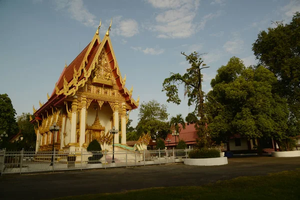 ワットプラでの仏教の教会そのナライJeng翁寺 タイで一般的に見られる建築様式です タイの北東部にあるSakhon Nakhon県にあります — ストック写真
