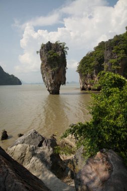 Koh Tapu, Ao Phang Nga Milli Parkı 'nda. Kireçtaşından yapılmış bir dağ olan adanın doğasına göre, taban bir çiviye veya James Bond Adası 'na benziyor..