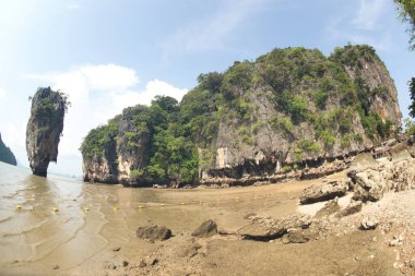 Koh Tapu, Ao Phang Nga Milli Parkı 'nda. Kireçtaşından yapılmış bir dağ olan adanın doğasına göre, taban bir çiviye veya James Bond Adası 'na benziyor..