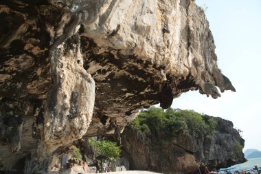 Tayland 'ın ünlü bir turizm beldesi olan Phang Nga Körfezi' ndeki Khao Phing Kan Adası 'nın güzel kireçtaşı dağ manzarası.