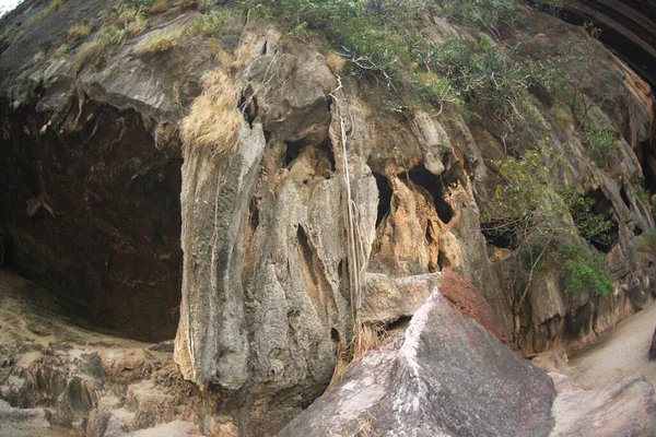 位于泰国著名旅游胜地张恩湾的霍平坎岛美丽的石灰岩山风景 — 图库照片
