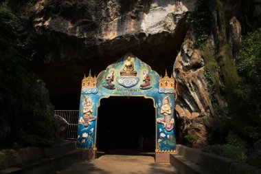 Wat Tham Suwan Khuha 'nın giriş kapısı ya da Tayland' ın Phang Nga eyaletindeki altın mağara..