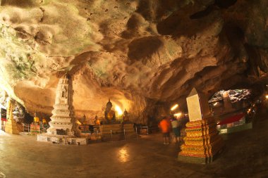 Wat Tham Suwan Khuha 'daki Pagoda ve altın Buda ya da Altın Mağara. Burası hem Tayland hem de yabancı turistler için popüler bir yerdir. Tayland 'ın Phang Nga eyaletinde yer almaktadır..