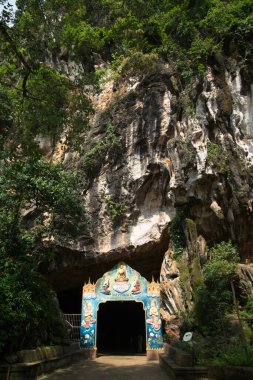 Wat Tham Suwan Khuha 'nın giriş kapısı ya da Tayland' ın Phang Nga eyaletindeki altın mağara..