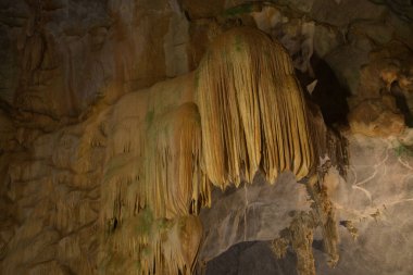 Wat Tham Suwan Khuha ya da Altın Mağara 'nın içindeki güzel dikitler ve sarkıtlar. Turistlerin hem Tayland hem de yabancı ziyaretçiler arasında popüler olduğu bir yer..