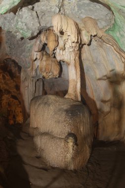 Wat Tham Suwan Khuha ya da Altın Mağara 'nın içindeki güzel dikitler ve sarkıtlar. Turistlerin hem Tayland hem de yabancı ziyaretçiler arasında popüler olduğu bir yer..