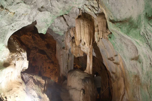 Hermosas Estalagmitas Estalactitas Dentro Cueva Wat Tham Suwan Khuha Golden —  Fotos de Stock