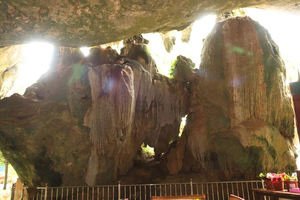 Красивые Сталагмиты Сталактиты Ват Тхам Суван Хуха Золотой Пещере Туристы — стоковое фото