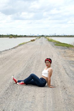 Kırsal kesimde sokakta poz veren mutlu Asyalı kadın..