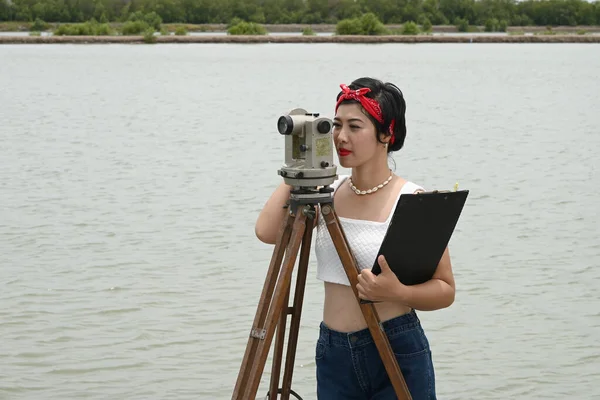 Ganska Asiatisk Kvinnlig Lantmätare Eller Ingenjör Arbetare Som Arbetar Med — Stockfoto