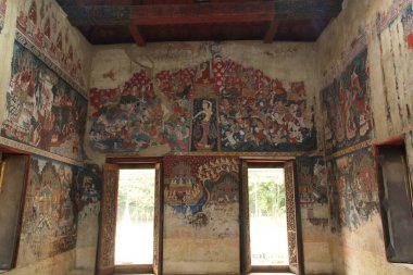 Wat Kongkharam Mon 'daki kilisenin içindeki duvar resmi, resmin rengi doğal renktir. O günlerde ağaç kabuğundan ve çiçeklerden çıkarılan tablo, yaklaşık 250 yıllık Buda' nın tarihi hakkında yazmıştır. Tayland 'da..
