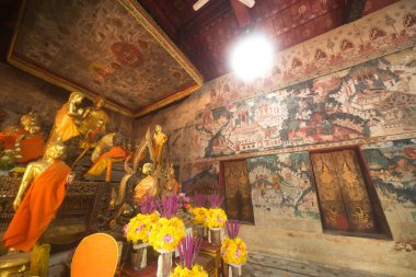 Kongkaram Tapınağı 'nın gövdesinin içinde Mara' yı zapt etmek için bekleyen bir taş Buda var. Duvarlarda da duvar resimleri var. Buda 'nın tarihini anlatıyor, yaklaşık 250 yıllık. Tayland 'ın ortasında yer almaktadır..