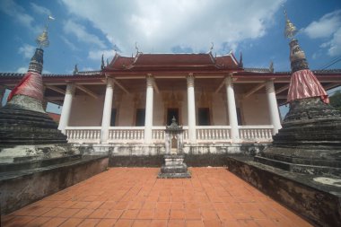 Eski tarz kiliseler ve pagodalar kare üsler üzerine inşa edilir. Bir sonraki pagoda tabanı sekizgen bir taban. Bazıları Wat Kongkaram tapınağındaki ızgara deseninde veya çiçek desenlerinde sıva desenleriyle süslenmiş. Orta Tayland 'da yer almaktadır.