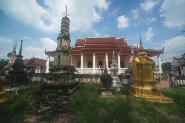 Eski tarz kiliseler ve pagodalar kare üsler üzerine inşa edilir. Bir sonraki pagoda tabanı sekizgen bir taban. Bazıları Wat Kongkaram tapınağındaki ızgara deseninde veya çiçek desenlerinde sıva desenleriyle süslenmiş. Orta Tayland 'da yer almaktadır.