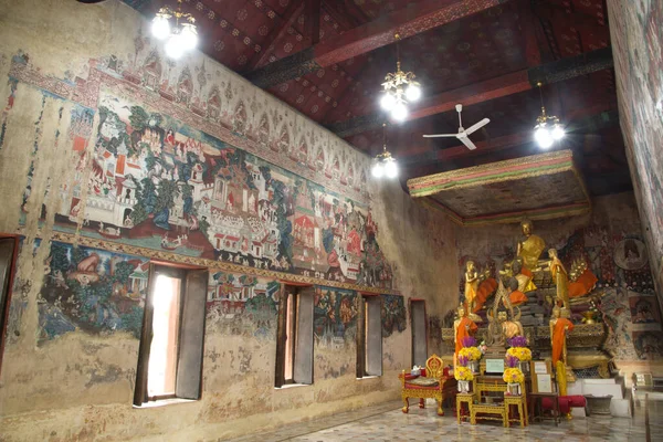Kongkaram 마라를 복종의 태도에 스튜코 부처가있다 그리고 벽에는 벽화가 있습니다 — 스톡 사진
