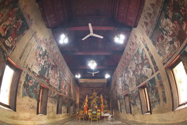 Wewnątrz Ubosot Kongkaram Temple Jest Stiukowy Piaskowiec Budda Siedzi Postawie — Zdjęcie stockowe