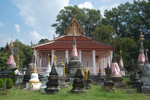 门式教堂和塔楼建在正方形的地基上 下一个塔的基座是八角形基座 其中一些装饰有格栅图案的粉刷图案或Wat Kongkaram庙宇的花卉图案 位于泰国中部 — 图库照片